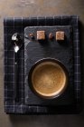 Tazza di caffè al buio — Foto stock