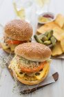 Hamburger vegano con quinoa, pomodoro e germogli — Foto stock