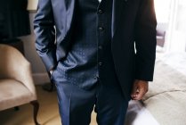 Homem anônimo posando em terno elegante — Fotografia de Stock