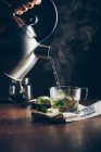 Versare acqua calda in una tazza di tè — Foto stock