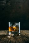Bicchiere di whisky sul tavolo di legno — Foto stock
