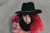 Mädchen mit rosa Haaren im Hut — Stockfoto