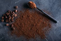 Café en grains et café moulu — Photo de stock