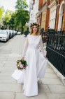 Wunderschöne Braut in der Straße — Stockfoto