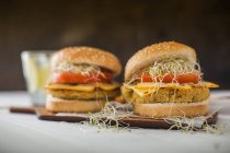 Hamburguesa vegana con quinua, tomate y brotes - foto de stock