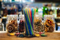 Соломинки и конфеты на стойке — стоковое фото