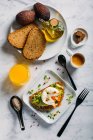 Обед с кофе, апельсиновым соком и тостами — стоковое фото