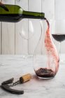 Verser le vin rouge de la bouteille — Photo de stock