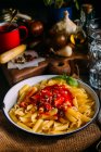 Teller Makkaroni mit Tomaten — Stockfoto