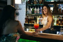 Donna sorridente barista dando cocktail — Foto stock