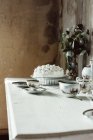 Gâteau meringue, sur la table — Photo de stock
