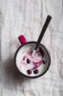 Йогурт з ягодами в чашці — стокове фото