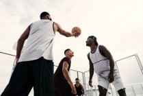 Calcio di inizio partita di basket — Foto stock