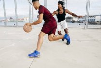 Hommes jouant au basket — Photo de stock