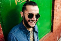 Delighted man in sunglasses — Stock Photo