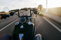 Mann fährt Motorrad — Stockfoto