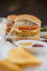 Веганський бургер з кіокою, помідорами та паростками — стокове фото