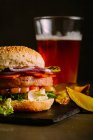 Gourmet-Burger auf dunkel — Stockfoto