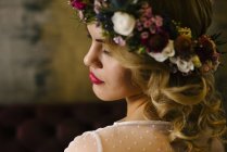 Mulher bonita usando guirlanda flor — Fotografia de Stock