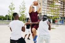 Мужчины играют в баскетбол — стоковое фото