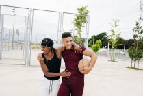 Fröhliche Männer auf dem Sportplatz — Stockfoto