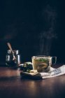 Tazza di tè fumante al buio — Foto stock