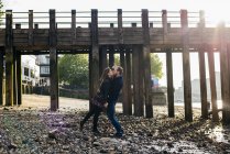 Coppia baci sulla riva — Foto stock