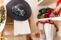 Bellissimi cappelli femminili sul divano — Foto stock
