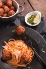 Spaghettis aux boulettes de viande et sauce tomate — Photo de stock