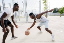 Чёрные мужчины играют в баскетбол — стоковое фото