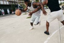Men playing basketball on street — Stock Photo