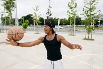 Чорний чоловік грає з баскетболом — стокове фото