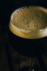 Bicchiere di birra scura — Foto stock