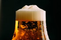 Glas kaltes Bier auf dunkel — Stockfoto