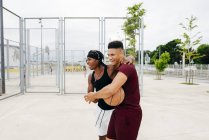 Веселі чоловіки на спортивній арені — стокове фото