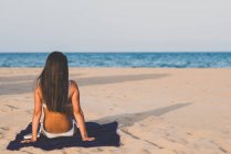 Jeune femme à la plage — Photo de stock