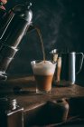 Versare il caffè caldo nel bicchiere — Foto stock