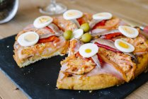 Нарезанная пицца с яйцами — стоковое фото