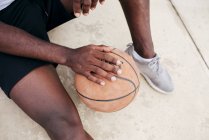 Homme des cultures tenant le basket — Photo de stock