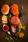 Ingredientes crus de um hambúrguer gourmet — Fotografia de Stock