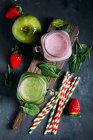 Grüner und pinkfarbener Detox-Smoothie — Stockfoto
