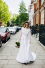 Superbe mariée dans la rue — Photo de stock