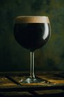 Склянка темного пива — стокове фото