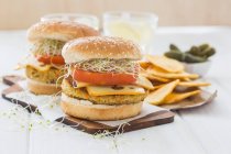 Hambúrguer Vegan com quinoa, tomate e brotos — Fotografia de Stock