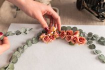 Mujer creando ornamento - foto de stock