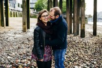 Paar umarmt sich an Küste — Stockfoto