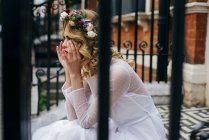 Невеста думает на ступеньках — стоковое фото
