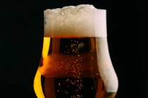 Verre de bière froide sur sombre — Photo de stock