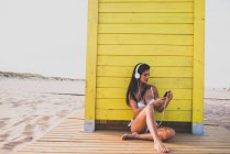 Donna che si fa selfie in spiaggia — Foto stock