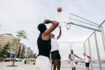 Мужчины играют в баскетбол на улице — стоковое фото